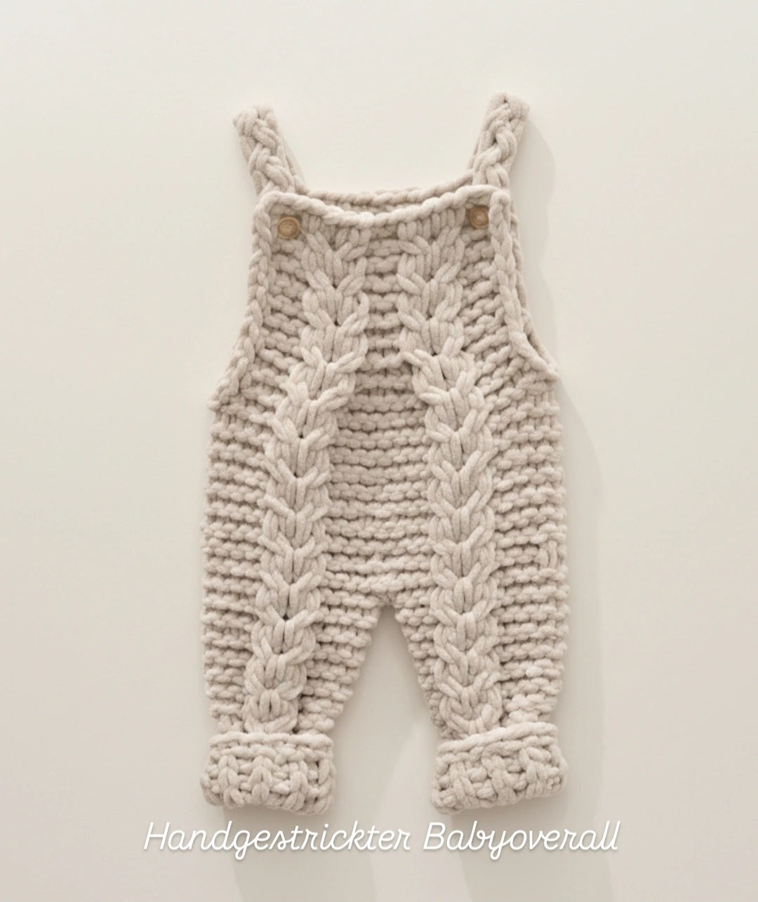 Handgemachte Baby-Latzhose aus Chenillegarn | Strickhose für Neugeborene
