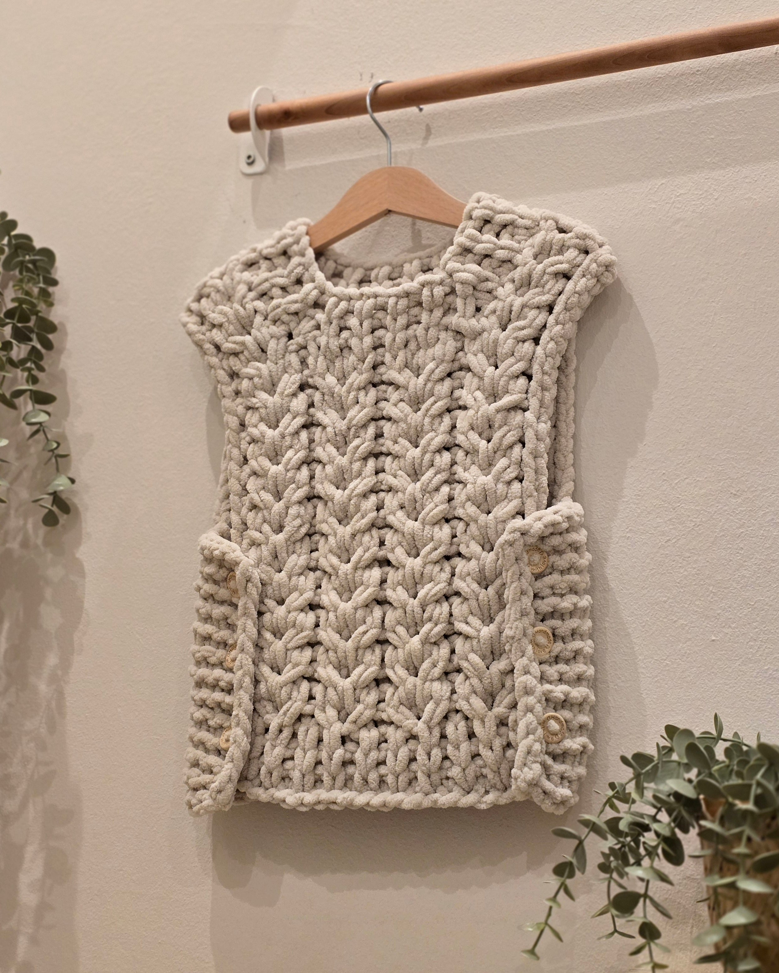 Handgemachte Baby-Strickweste aus Chenillegarn | Neugeborenen-Größe