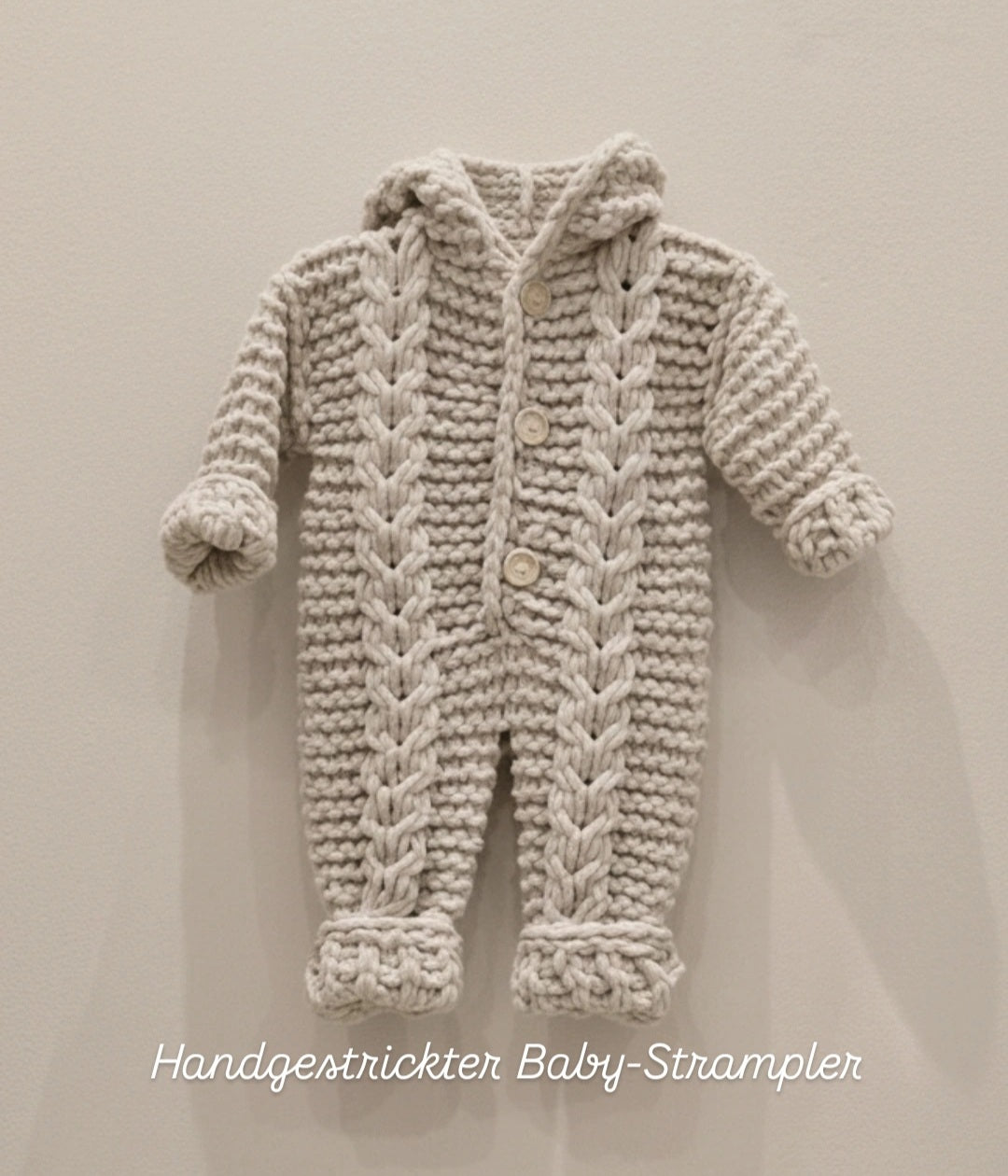 Handgestrickter Baby-Strampler – weich & bequem