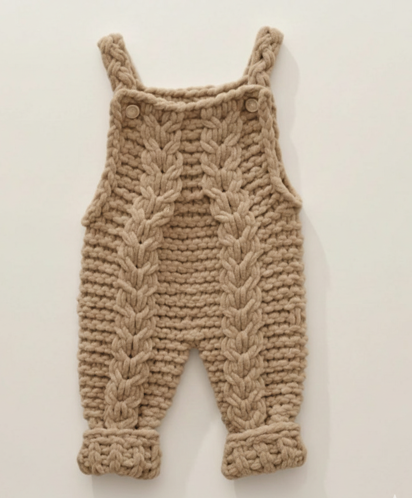 Handgestrickte Baby Latzhose – Taupe
