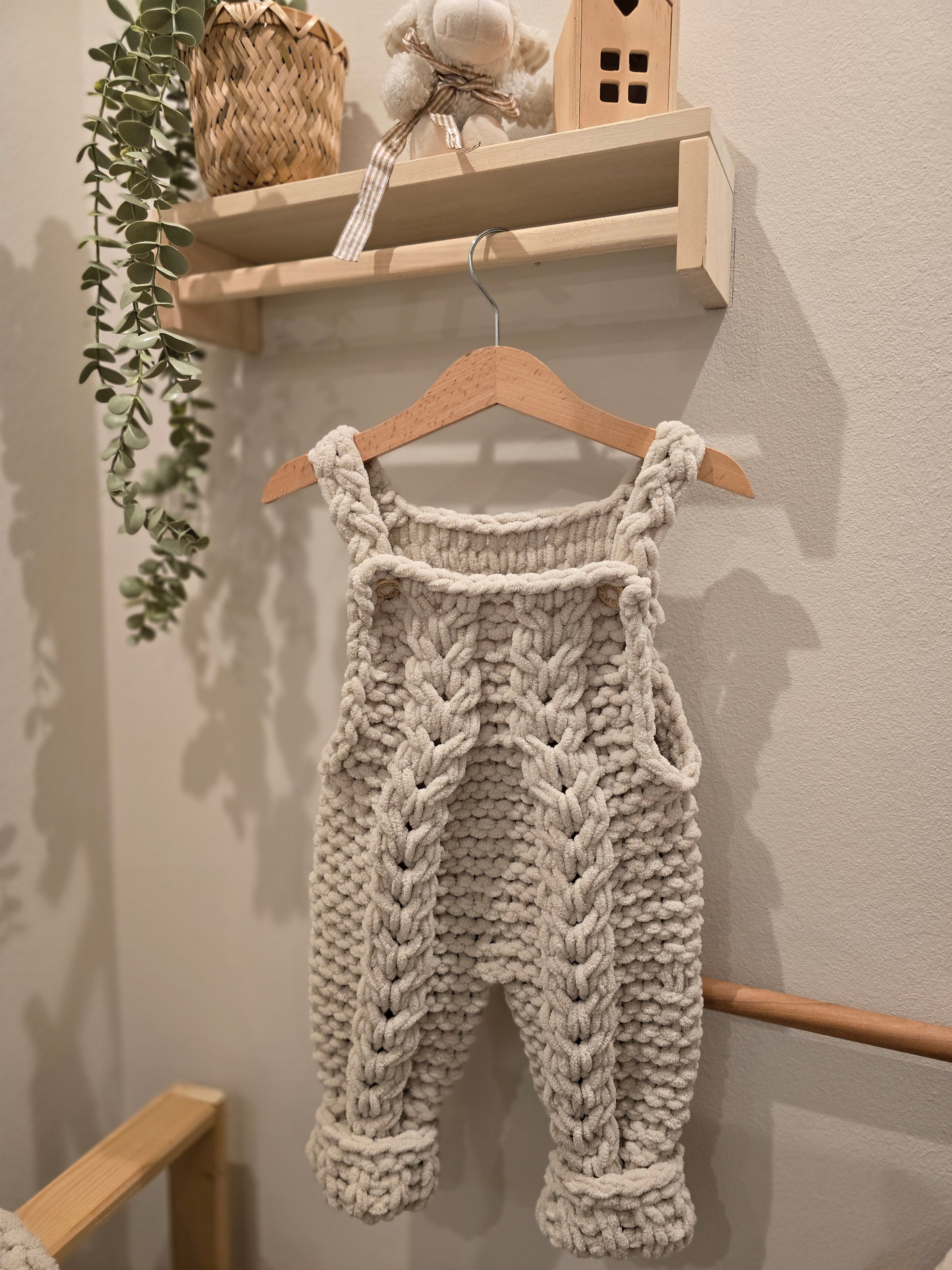 Handgemachte Baby-Latzhose aus Chenillegarn | Strickhose für Neugeborene