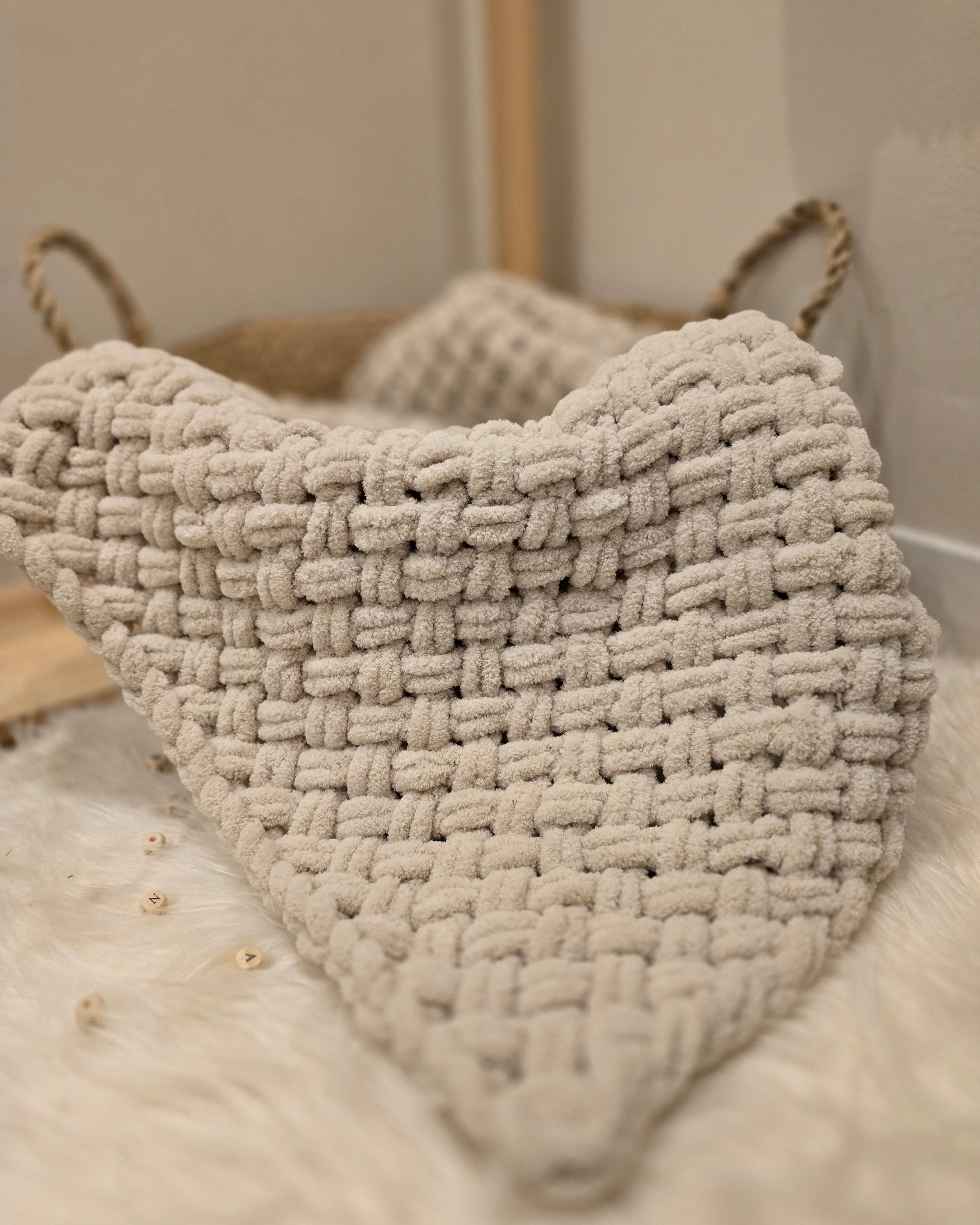 Bestseller · Handgemachte Babydecke aus Chenillegarn | 80x100 cm