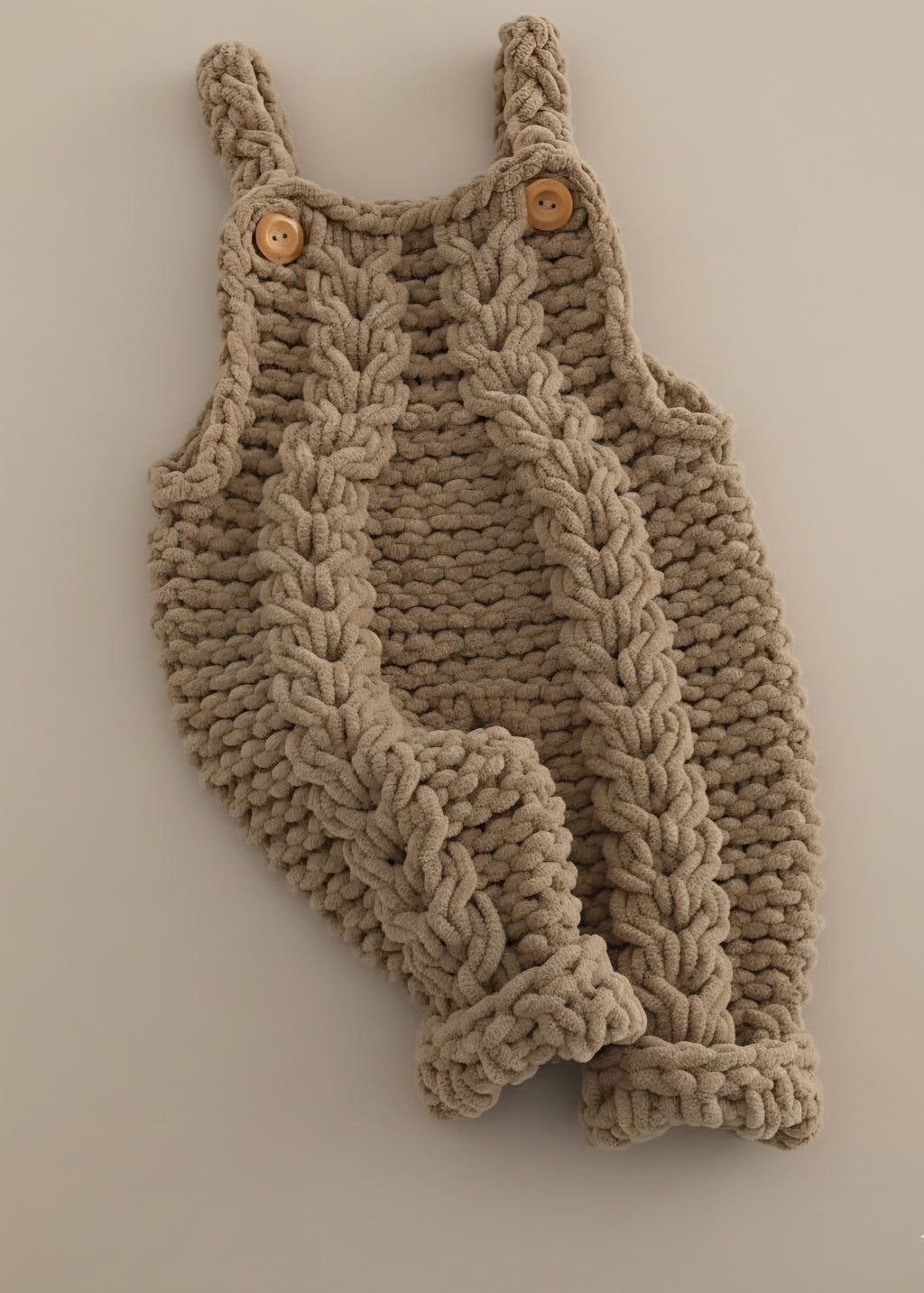 Handgestrickte Baby Latzhose – Taupe