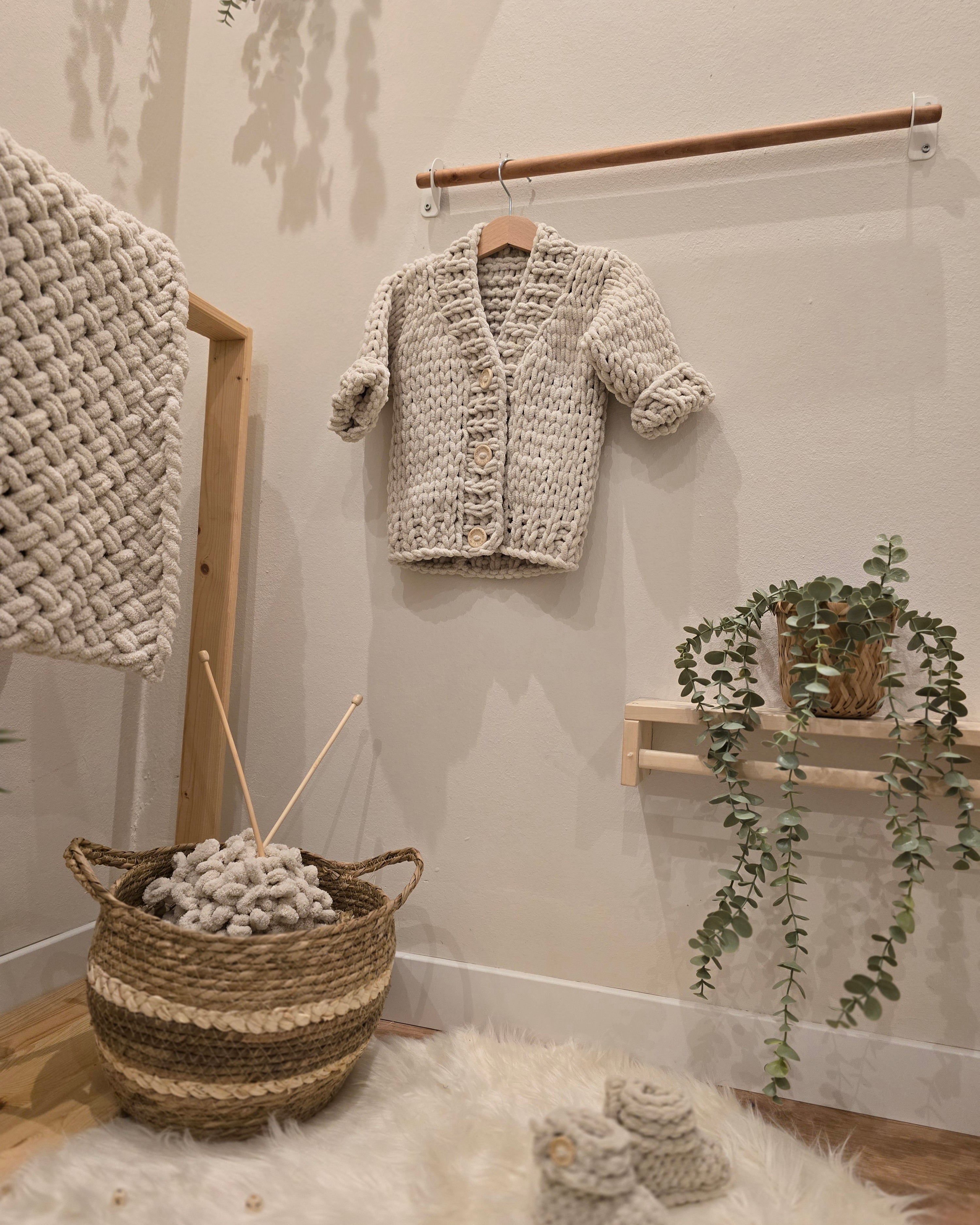 Handgemachte Baby-Strickjacke aus Chenillegarn | Cardigan für Neugeborene